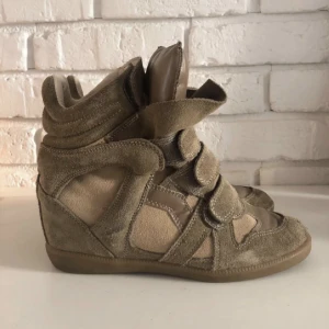 Isabel marant skor - Säljer mina isabel marant skor då de inte kommer till någon användning länge. Skorna är i storlek 40 (men passar 39 & 41) köpt i butiken för 5900kr hör av dig vid frågor💘