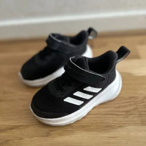 Adidas skor barn - Använda max 5 gånger