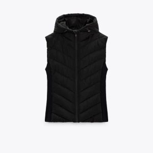 Zara väst - Säljer min zara väst då jag inte använder den. Mycket bra skick och helt oanvänd 💗