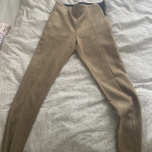 Zara byxa - Tight byxa i mörkbeige färg. Klassisk stil Ankellängd.