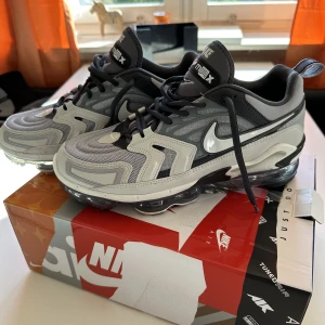 Nike VaporMax EVO - Nya VaporMax. Använda ca 10 min. Skick 9,9/10.  Köpta för 2357:- Storlek 10/44