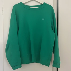 ACNE STUDIOS SWEATSHIRT - Tjena, Säljer nu iväg mig Acne tröja i brist på användning. Den tillhörde SS18 kollektionen och såldes i fåtal exemplar pga en speciell färg på tröjan. Väldigt sparsamt använd och skulle kunna klassas som oanvänd. Kan gå ner i pris vid snabb affär.