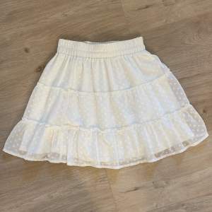 En vit volangliknande kjol från new yorker. Har knappt användt och är i väldigt bra skick💘 storlek xs och funkar som tub topp💗