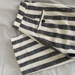 Tyg/linnebyxor från Bershka  - Säljer ett par balla linne/tygbyxor från Bershka. Luftiga och bekväma. Superfina nu till sommaren!😍