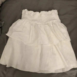 Vit kjol - Fin kjol som inte är genomskinlig