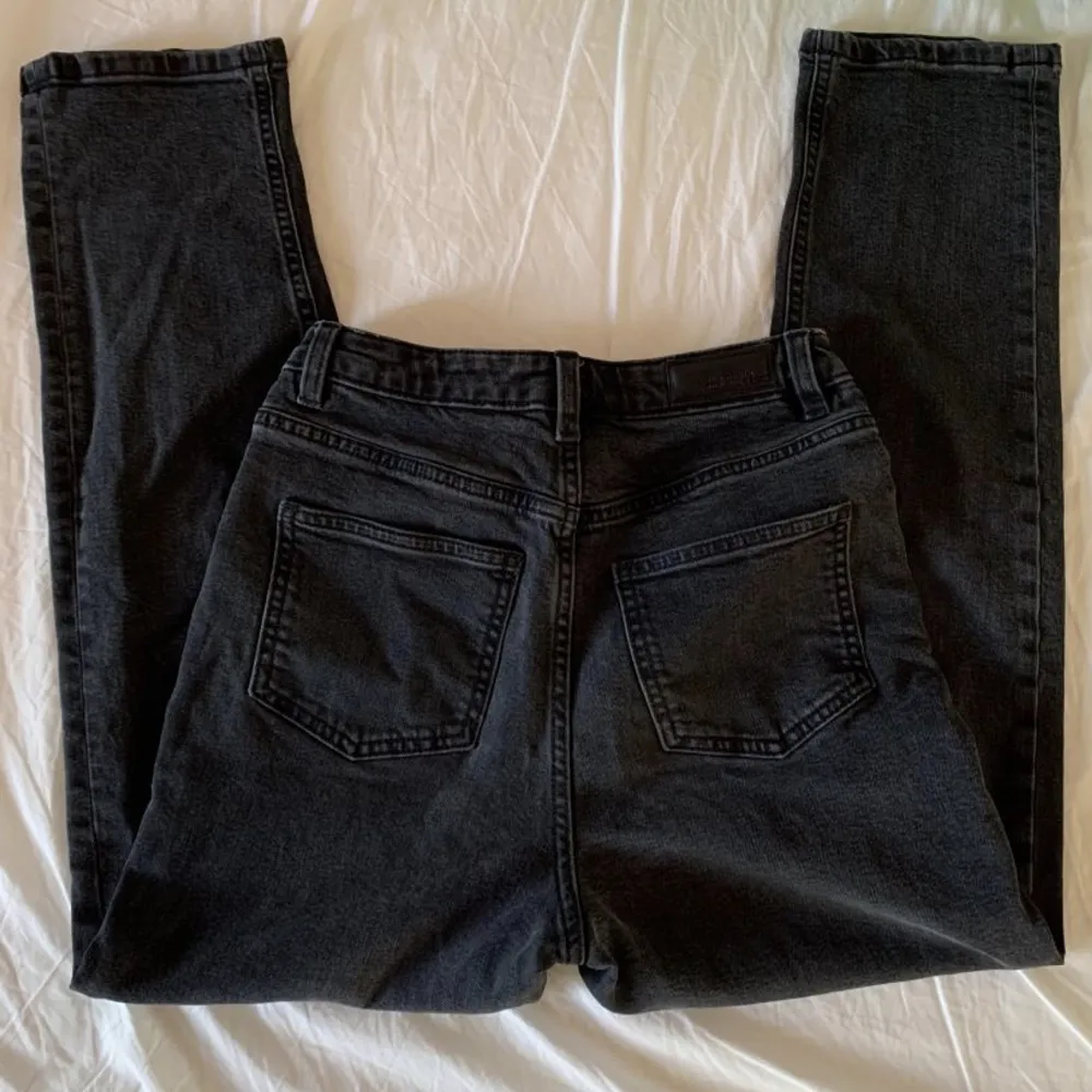 Ett pr svarta jeans från Cubus i stl 152. Nypris: 200kr Köparen står för frakten, använder köp nu eller Swish!. Jeans & Byxor.
