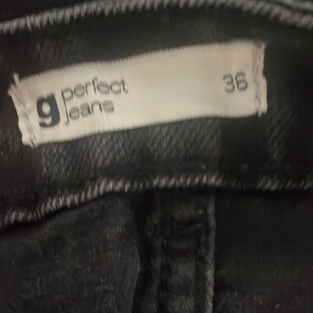 As snygg mörkgrå jeanskjol från ginatricot💖I nyskick! Tryck på köp nu! 💖Dessa är i strl 36 dvs S. Men skulle säga att dem passar någon med strl 34. Eftersom jag i vanliga fall har 34. 💖. Kjolar.