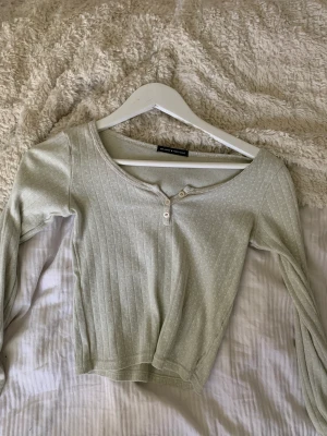 Brandy Melville top - Ända tecknet på användning är en liten fläck på baksidan av armen vilket man kan se på andra bilden, utöver det ser den ny ut.Eftersom att brandy Melville är ett one size märke så har den ingen storlek men om jag skulle uppskatta så är den xs-m!🌼