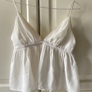 BikBok Linne - Super fint och populärt linne från BikBok i storlek XS, passar perfekt till sommaren 💘💖💓💞 Det är lite krångel med dragkedjan på sidan, men den går att få upp om man försöker! 175kr + Frakt eller högsta bud!