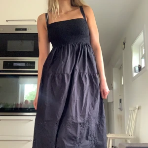 Långklänning zara - Säljer min såå snygga långklänning från zara som jag köpte förra sommaren! Jag är 176cm🥰 Bara använd en gång! 