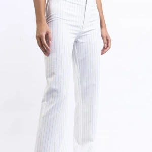 Kostymbyxor Madlady - Midweist vitrandiga kostymbyxor som är helt oanvända. Längd regular