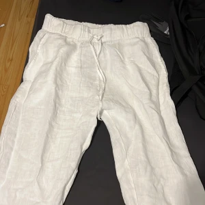 vita linnebyxor  - Linnebyxor från The Blue Uniform. Nypris 999kr. ALDRIG ANVÄNDA!! Pris kan diskuteras!