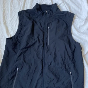 Vintage fila väst - En tunn väst till sommaren som går att använda till det mesta! Vintage, pris går att diskutera :)