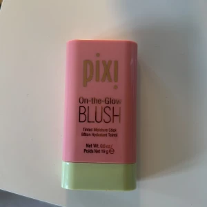 Pixi blush - On the glow blush i färgen fleur🩷 bara testad på kinden en gång