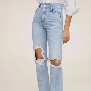 Mango-Straight jeans  - Säljer nu dessa superfina och helst slutsålda jeans ifrån Mango då dem tyvärr inte kommer till någon användning längre. Jeansen har inga defekter och är endast använd ett fåtal gånger. Vid snabb affär kan jag tänka mig att gå ner i pris🤍