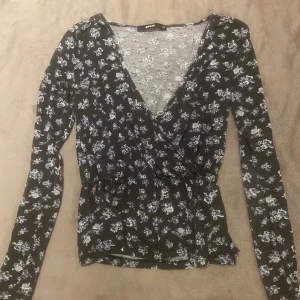 Blommig tröja - Superfin tröja storlek ca men jag skulle vela säga att den är mer som en S i storleken den är från bikbok