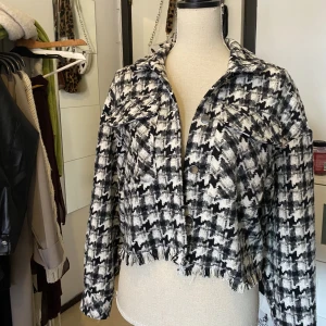 Hundtandsmönstrad skjortjacka  - Jättesnygg croppad höst/vårjacka som är hundtandsmönstrad och har fringe, den har två fickor på bröstet och är inte  för tunn, nästan helt oanvänd.