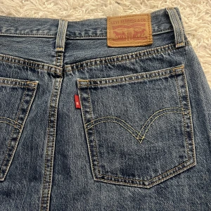Jeanskjol från Levis  - Blå jeanskjol från Levis i storlek 26
