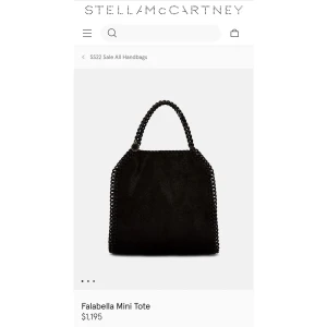 Stella McCartney Mini Falabella - Säljer min fina Stella McCartney Falabella i storleken mini. Snygg då den har svarta kedjor till skillnad från den vanliga modellen. Äkthetsbevis och dustbag medföljer   Kan skicka fler bilder och mer info 🖤