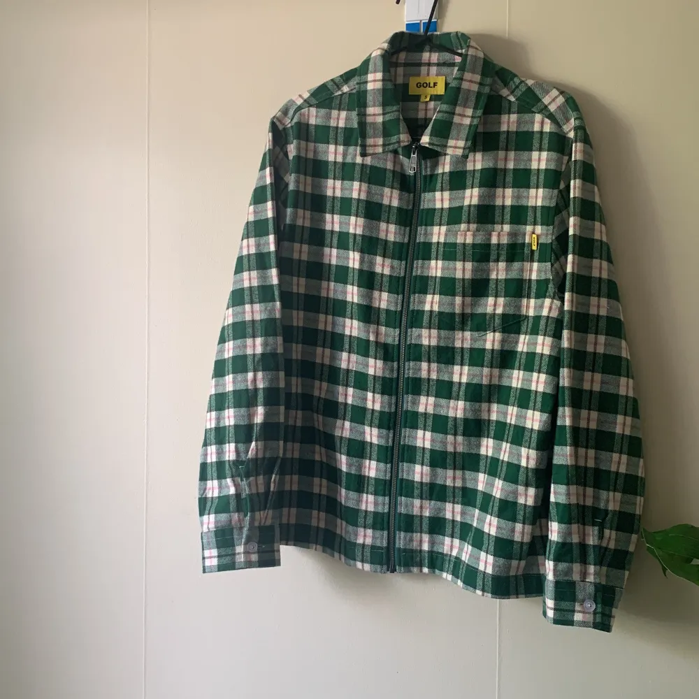 Grön flanellskjorta/ jacka från Golf Wang. Använd ett fåtal gånger därav fortfarande i perfekt skick. Hoppas någon annan har bättre användning av den!. Jackor.
