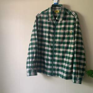 Grön flanellskjorta/ jacka från Golf Wang. Använd ett fåtal gånger därav fortfarande i perfekt skick. Hoppas någon annan har bättre användning av den!