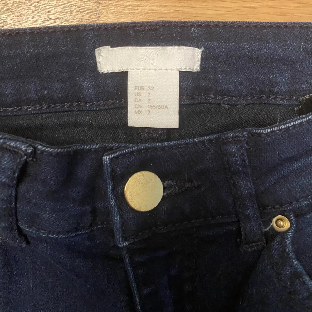 Säljer nya snygga mörkblå H&M jeans i storlek 32 🌸. Jeans & Byxor.