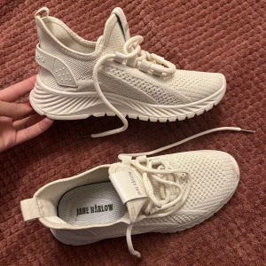 Olika par skor  - Klackskor Beige/ rosa, svarta  aldrig använda bara stått i  garderoben, storlek 38 på båda nypris var 299 på rea.   Sneakers från Shein aldrig använda tyvärr för små för mig, storlek 37.    