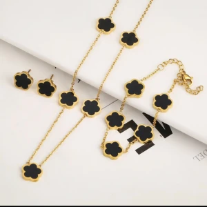 smyckespaket - 18k guldpläterade halsband och armband och örhängen. Halsband längd 47cm  blomma bred är 11 mm . Armband längd är 21 cm .  För leverans skicka din före och efter namn och adress så packar jag varan och skicka med spårbar paket  . Frakt 51 kr . :) 