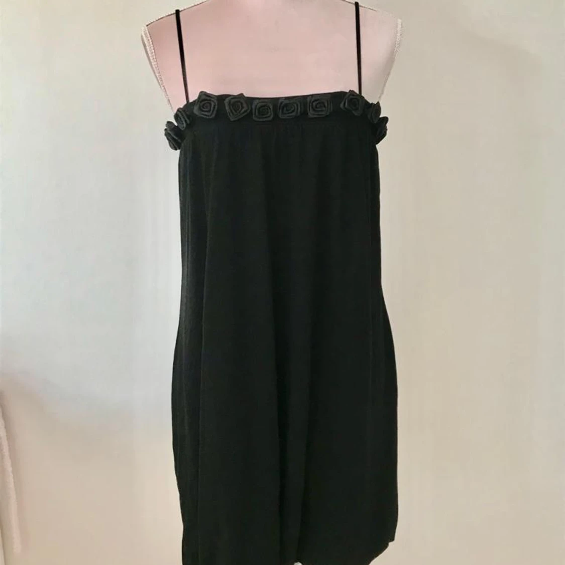 Svart klänning med rosor