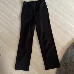 Kostymbyxor  - Säljer mina kostymbyxor som jag bara använt ett få antal gånger pga jag tycker dom är lite för korta på mig(jag är 165 cm), byxorna är i från vero mods, storleken är xxs men dom passar även som xs 