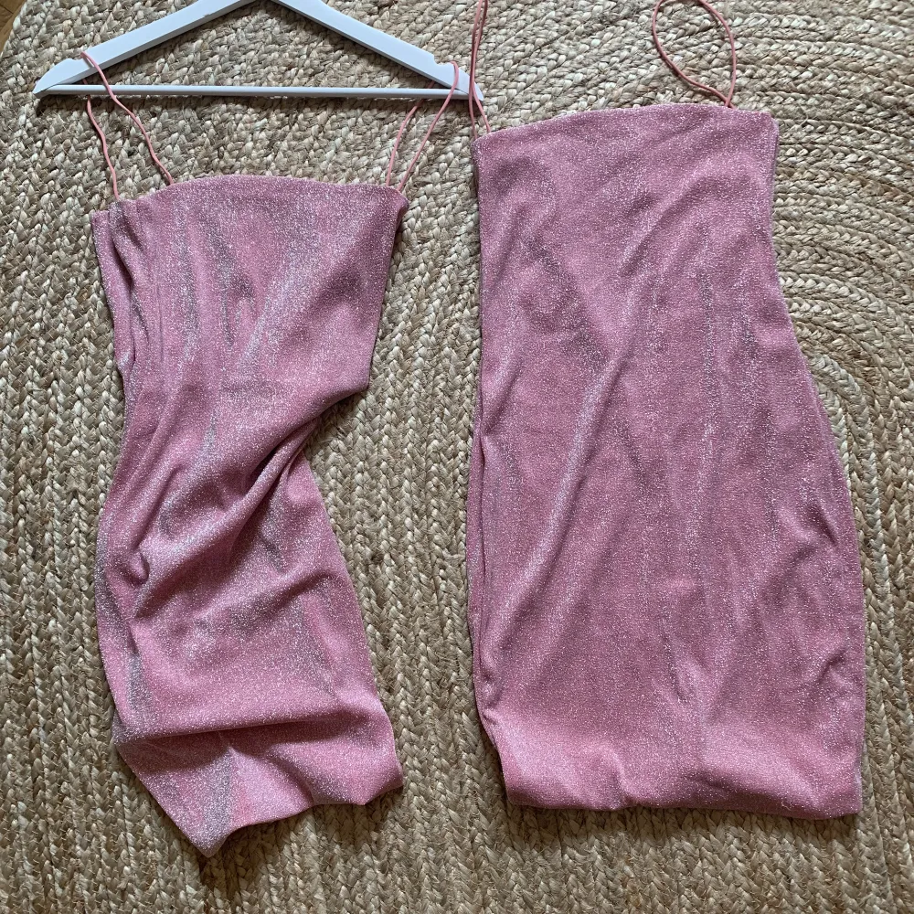 Säljer pga dubbletter då det blev fel med frakt. Riktigt fin oanvänd glittrig klänning i rosa. Man får bra boobs i denna. Sitter bra vid låren och åker ej upp. Klänningar.