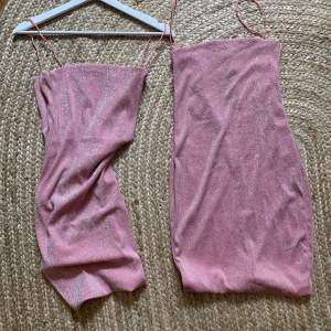 Säljer pga dubbletter då det blev fel med frakt. Riktigt fin oanvänd glittrig klänning i rosa. Man får bra boobs i denna. Sitter bra vid låren och åker ej upp