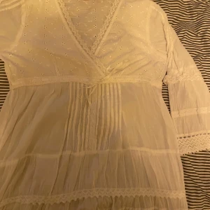 Vit blus  - En vit blus/top från indiska med små broderi och spets på är storlek M jag är M,L och är för tajt för mig. Inte använd utan bara testad.🫶🏻