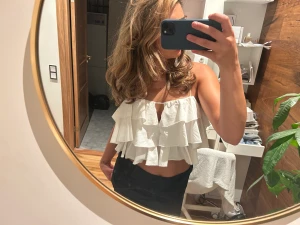 Snygg vit topp🤍🫶🏼 - En super söt vit topp med volang från Gina! Aldrig använd💕