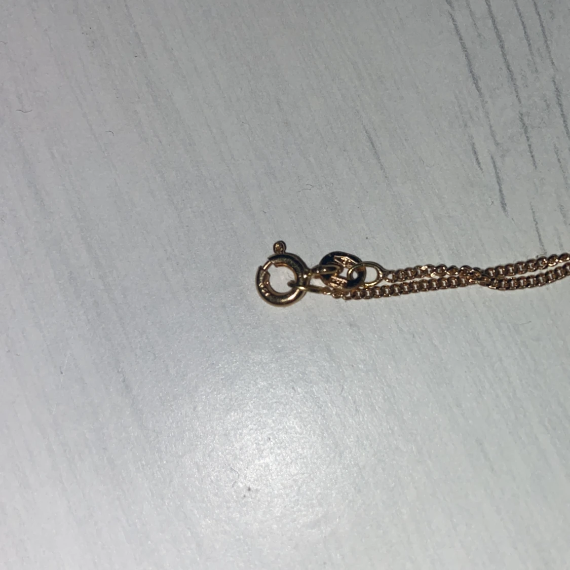 Guld halsband med hängsmycke - 90