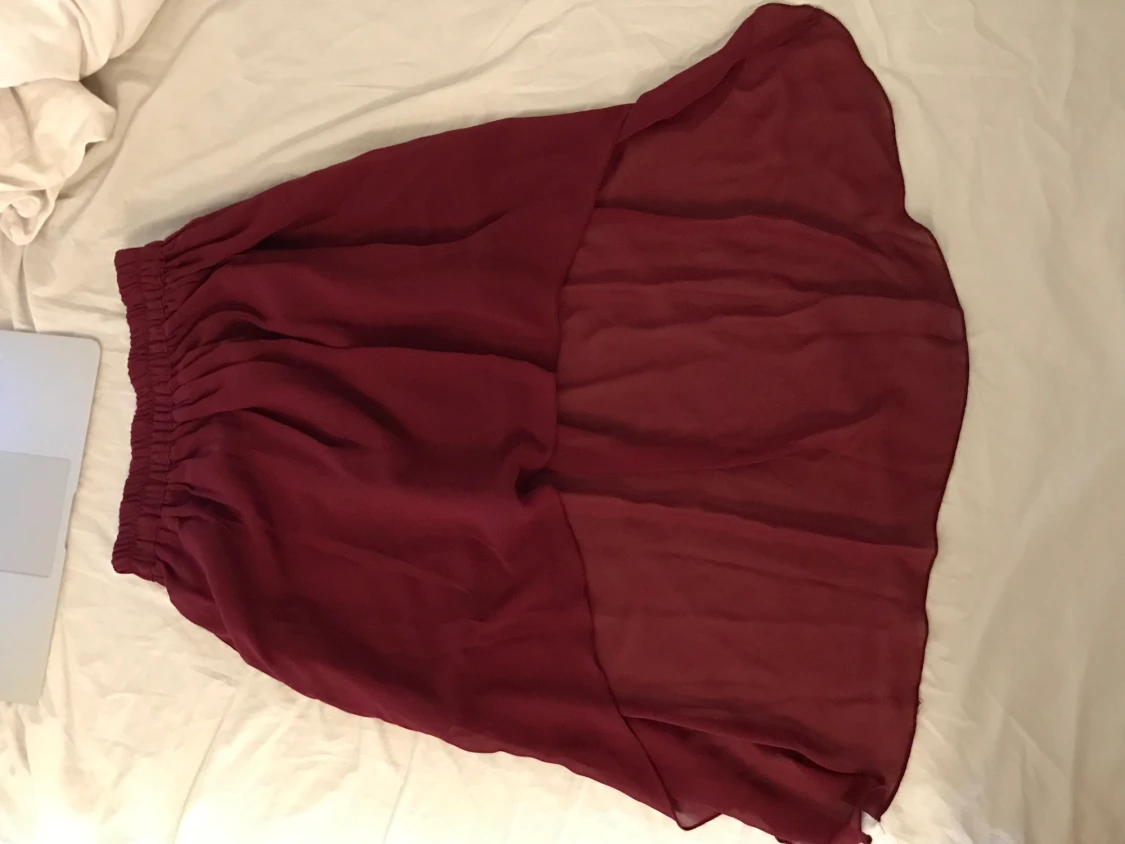 Vinröd kjol från Vero Moda