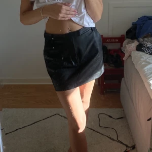 Mini kjol i fake läder - Från gina tricot, använd 1 gång. Storlek S, säljer för 140 kr eller bud