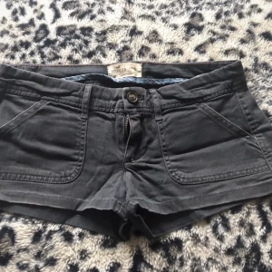 lågmidjade shorts  - jättefina lågmidjade shorts från hollister, storlek 1 vilket ungefär motsvarar 25 i midjan