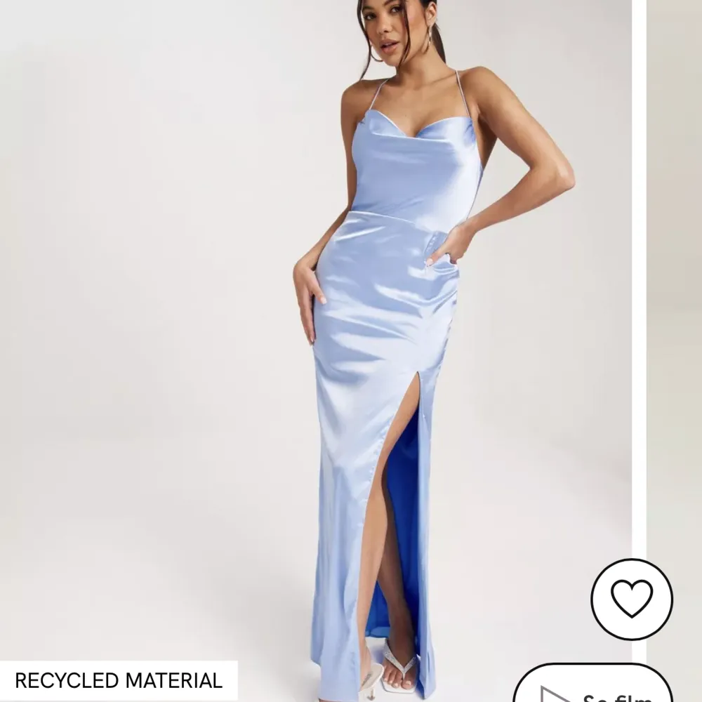 Blå balklänning från Nelly.com. Var för stor för mig och går inte att skicka tillbaka, därför säljer jag. Endast provad.. Klänningar.