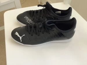 Skor gympaskor i nyskick storlek 38 Puma sparsamt använda  - Puma storlek 38. Använda enstaka gång inomhus. 