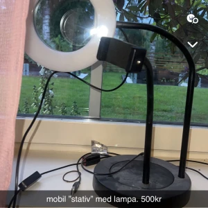 Mobil stativ med lampa - perfekt till er som vill ha bättre ljus på era bilder/ videos. fungerar super med 3 olika ljus färger och flera olika inställningar för ljusets styrka 