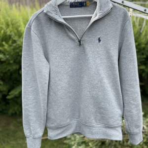 Ralph lauren zip - Tjena! Säljer nu en snygg och stillren Ralph lauren halv zip. Tröja är helt i nyskick och den har använts sparsamt. Nypris:1800  Mitt pris:749