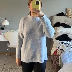 Stickad törja - Ljus blå stickad tröja   120kr för tröjan  66kr för frakten 