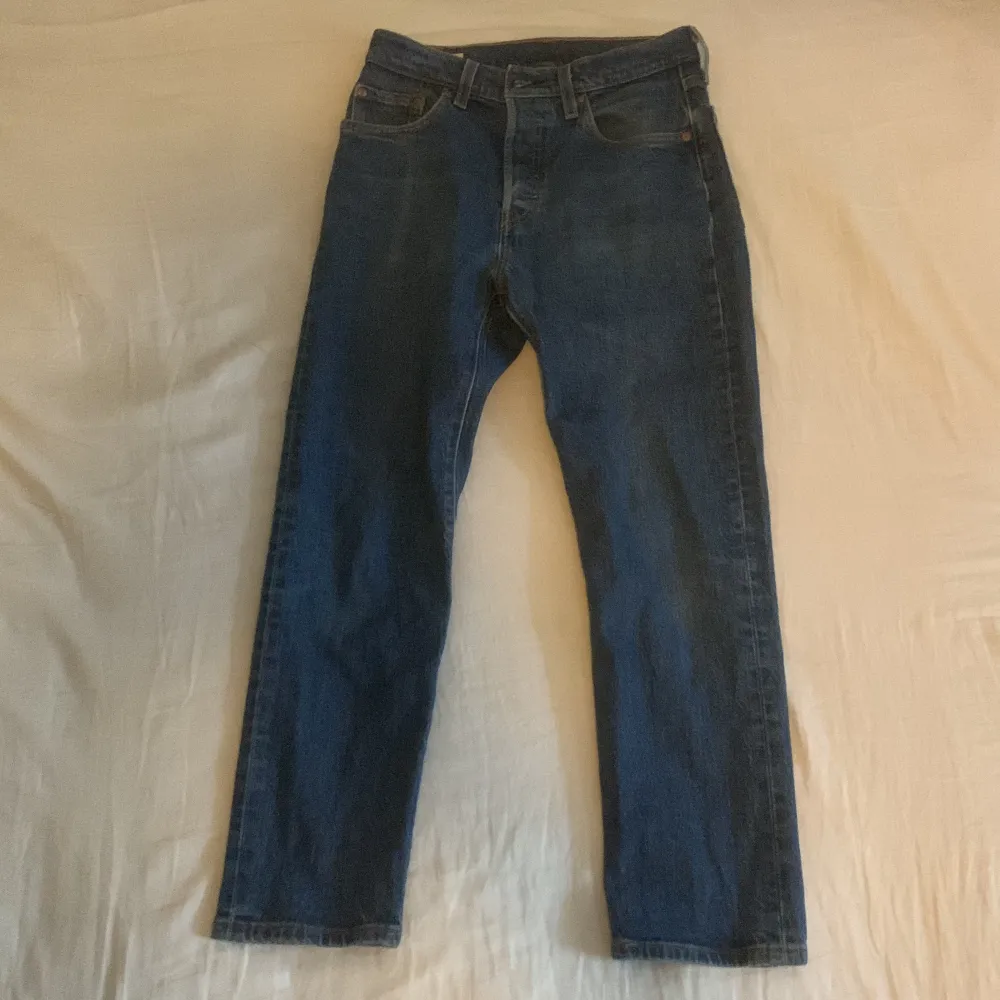 Jag säljer ett par jeans av märket Levi’s som jag inte har någon användning för längre. . Jeans & Byxor.