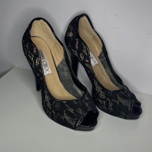 Jimmy choo klackskor  - Säljer ett par helt nya och oanvända Jimmy Choo klackskor. 