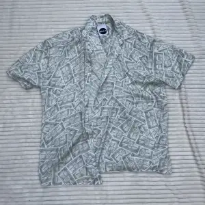 Vintage kortärmad skjorta från Milk it med sedlar på. 100% polyester men känns nästan som silke⭐️  Storlek: L Min längd: 180 cm