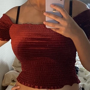 Röd topp - Mörkröd off-shoulder sammets topp, perfekt för fester och i mycket bra skick. För liten för mig. 