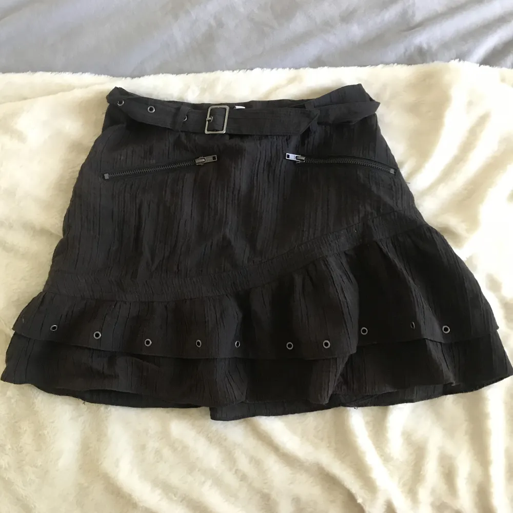 Jättesnygg kjol, köpt för många år sen så finns inte kvar. Mörkbrun i färgen! Använd ca 2 gånger. Justerbart skärp i midjan. 💖 Står storlek 38 men mer som 34/36. Kjolar.