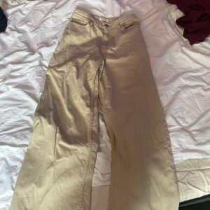Jeans - Ett par beiga jeans som jag har använt 2 gånger