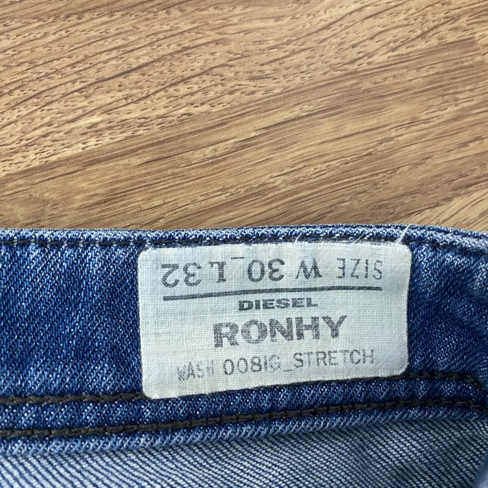 Säljer dessa jeans som jag köpte på plick men inte passade mig. Dom är low waist o ljusblå. Ser ut som nya. Är en 168 o dom sitter perfekt i längden. Frakt står köparen för! 💗. Jeans & Byxor.